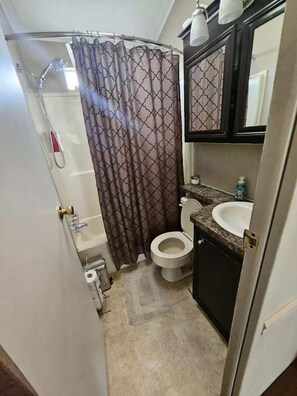 Comfort Mobile Home, 2 Bedrooms, Air conditioning, Lake View | Bathroom - Sun Retreats Sherkston Shores (Port Colborne)