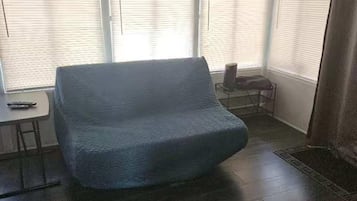 Nhà di động tiện nghi đơn giản, 2 phòng ngủ, máy điều hòa, quang cảnh hồ | Nội thất