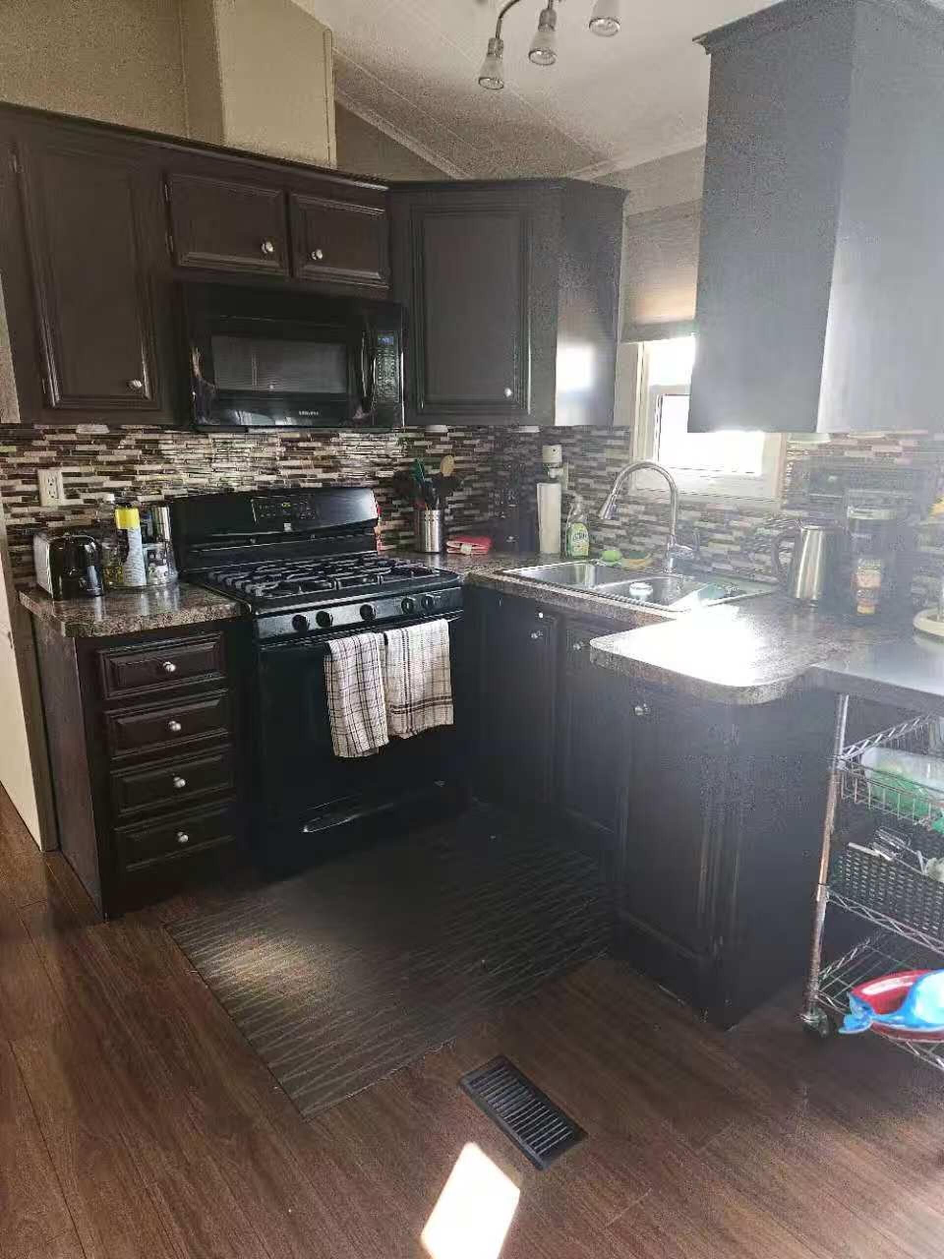 Nhà di động tiện nghi đơn giản, 2 phòng ngủ, máy điều hòa, quang cảnh hồ | Bếp riêng