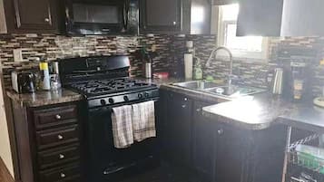 Nhà di động tiện nghi đơn giản, 2 phòng ngủ, máy điều hòa, quang cảnh hồ | Bếp riêng