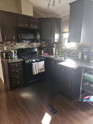 Comfort Mobile Home, 2 Bedrooms, Air conditioning, Lake View | Private kitchen - Sun Retreats Sherkston Shores (Port Colborne)