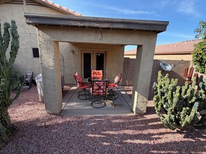Outdoor dining - Fabulous 3-bedroom house in resort like community with pools, golf, pickleball (San Tan Valley)