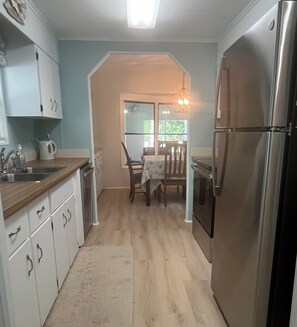 Private kitchen - Golf/Pool/Hot Tub, 3br 2ba 1634 sqft home in Lake Fairways Ctry Club w/Golf Cart (North Fort Myers)