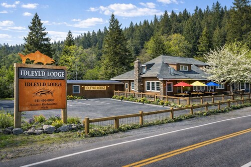King Bedroom kitchen Suite- private entrance- Historic Lodge North Umpqua River