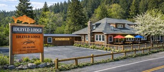 King Bedroom kitchen Suite- private entrance- Historic Lodge North Umpqua River