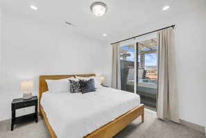 4 bedrooms, iron/ironing board, travel cot, WiFi - Sun-Filled Coastal Home | Lagoon Access| Hot Tub| Sleeps 12 (St. George)