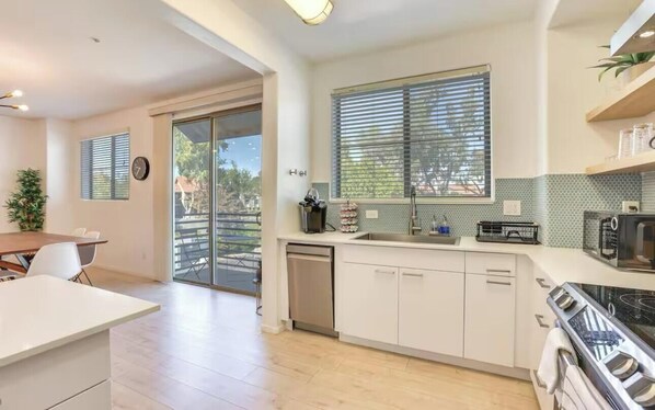 Private kitchen - Nice 2-bedroom condo with AC in charming Chandler (Chandler)