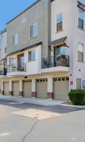 Exterior - Nice 2-bedroom condo with AC in charming Chandler (Chandler)