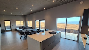 Una cocina moderna con una isla central, ventanas amplias y vistas al paisaje.