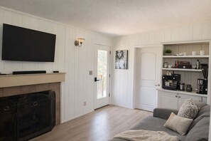 Living area - Adorable 1-bedroom 1.5 bath house with Hot tub in charming Tryon (Tryon)