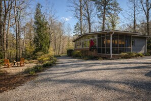 Exterior - Adorable 1-bedroom 1.5 bath house with Hot tub in charming Tryon (Tryon)