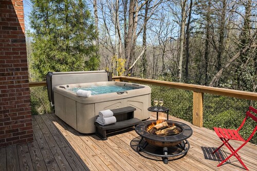 Adorable 1-bedroom 1.5 bath house with Hot tub in charming Tryon