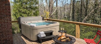 Adorable 1-bedroom 1.5 bath house with Hot tub in charming Tryon