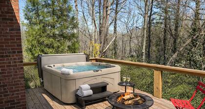 Adorable 1-bedroom 1.5 bath house with Hot tub in charming Tryon