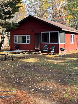 Outdoor dining - Beavers Resort - Cabin 1 (Mercer)