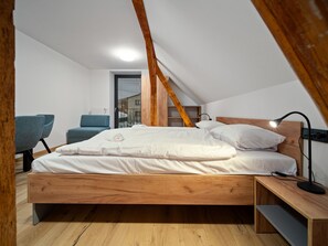 6 slaapkamers, een bureau, internet