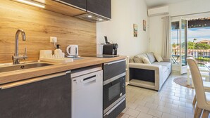 Eine moderne Küche mit eingebautem Geschirrspüler, einer Kaffeemaschine und einem Wasserkocher.