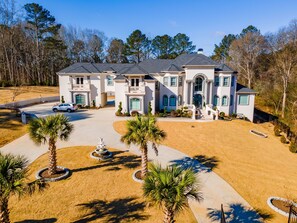 Exterior - Poolside 8 Bedroom Estate For Overnight Stays and Events - 25 Min from Metro ATL (Stonecrest)