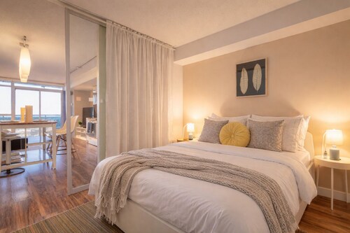 2 Bedroom Luxury Apartment in Downtown Toronto