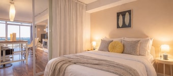 2 Bedroom Luxury Apartment in Downtown Toronto