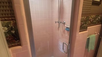 Douche, sĂšche-cheveux, serviettes fournies, papier toilette