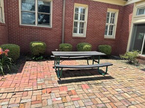 Outdoor dining - The Magistrate is a spacious 3 bedroom 3.5 bath home.  Close to everything. (Greenwood)