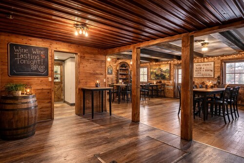 Saratoga Vineyard + Private Golf Course + Tavern - Sleeps 25