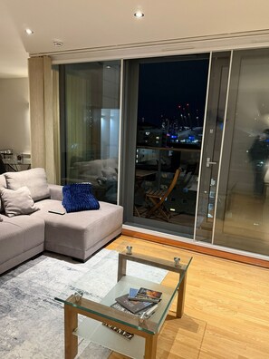 TV - Luxury 2 bed Apt Canary Wharf (London)