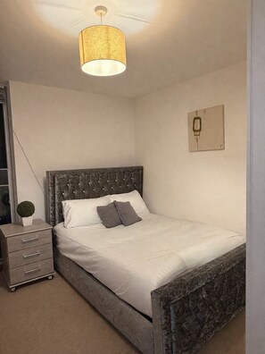 Iron/ironing board, WiFi, bed sheets - Luxury 2 bed Apt Canary Wharf (London)