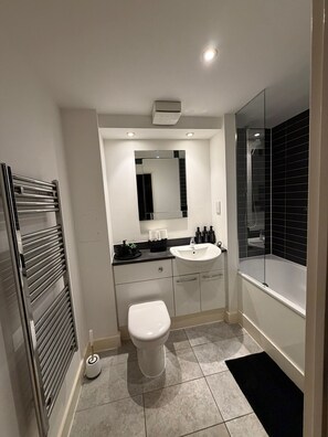 Shower, hair dryer, towels, soap - Luxury 2 bed Apt Canary Wharf (London)