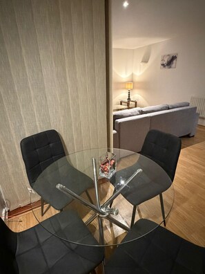 Dining - Luxury 2 bed Apt Canary Wharf (London)
