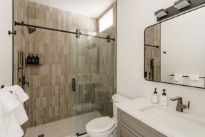 Dusche, Haartrockner, Handtücher