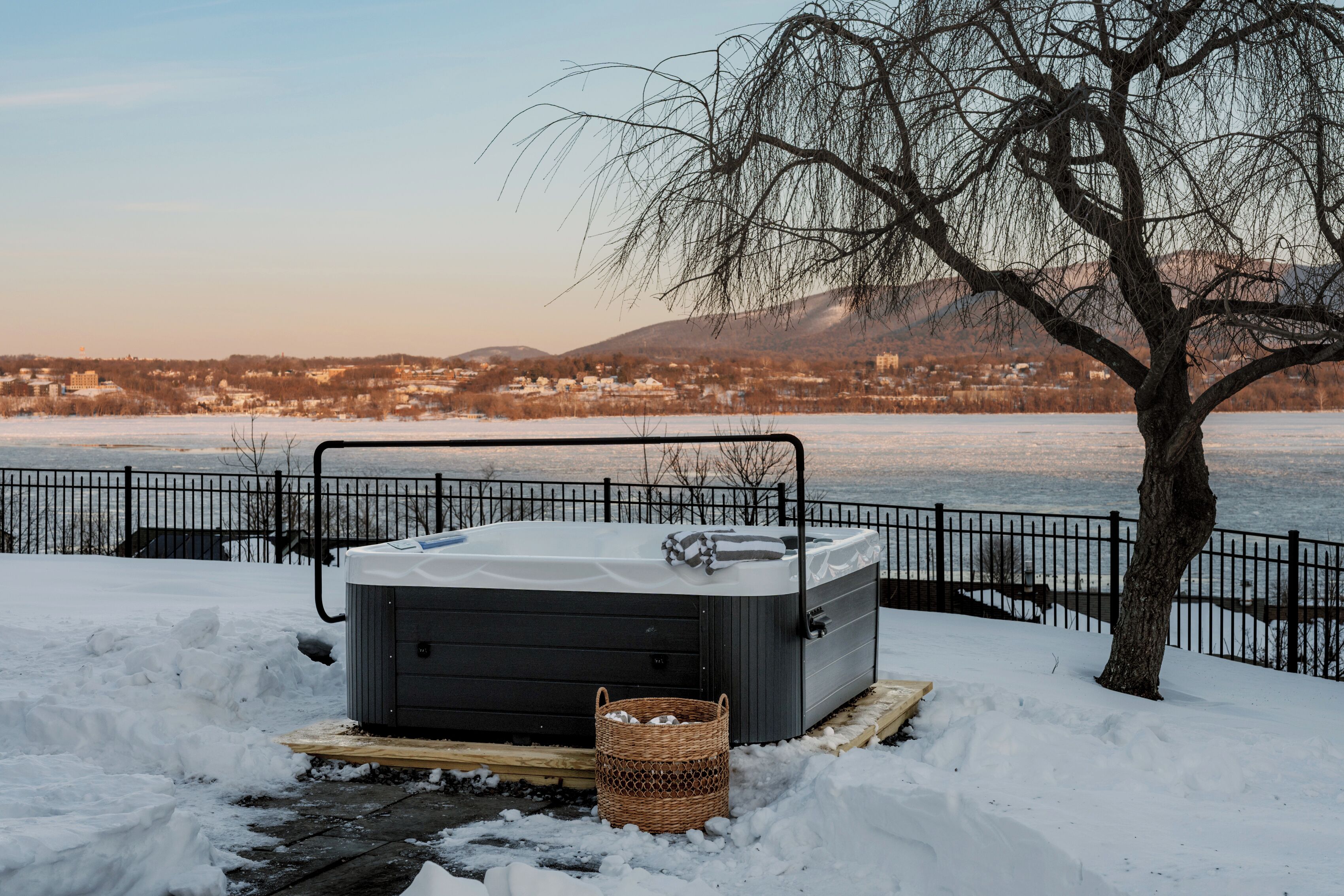 Outdoor spa tub