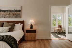 Escritorio, tabla de planchar con plancha, wifi gratis y ropa de cama 