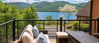 River Views & Deck | River Suite on Washington