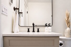 Shower, hair dryer, towels - River Views & Deck | River Suite on Washington (Newburgh)