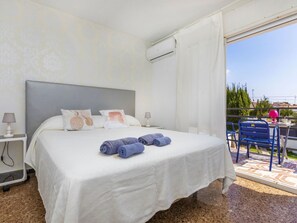 5 bedrooms, desk, Internet - Mi Capricho by Interhome (Calafell)