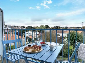 Outdoor dining - Les Tilleuls by Interhome (La Bernerie-en Retz)