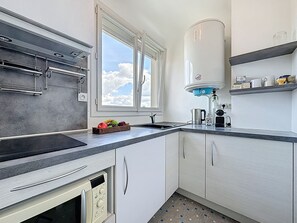 Fridge, microwave, cookware/dishes/utensils - Les Tilleuls by Interhome (La Bernerie-en Retz)