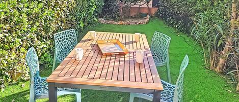 تناول الطعام بالخارج