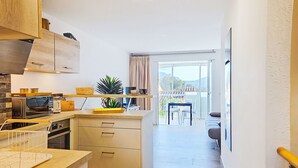 Eine moderne Küche mit Mikrowelle, Toaster und Holzschränken.