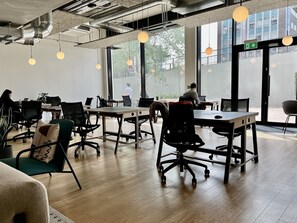 Dining - Luxury 1Bed Sleeps 3 | Gym, Cinema & Workspace | by Wembley Stadium (Wembley)