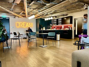 Dining - Luxury 1Bed Sleeps 3 | Gym, Cinema & Workspace | by Wembley Stadium (Wembley)