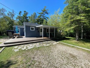 Exterior - Sauble Beach Birchwood Cottage
5 min walk to the beach & 10 min walk to strip (Sauble Beach)