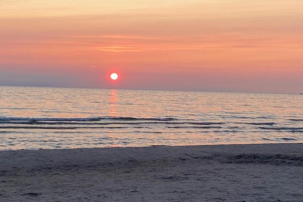 Perto da praia, espreguiçadeiras