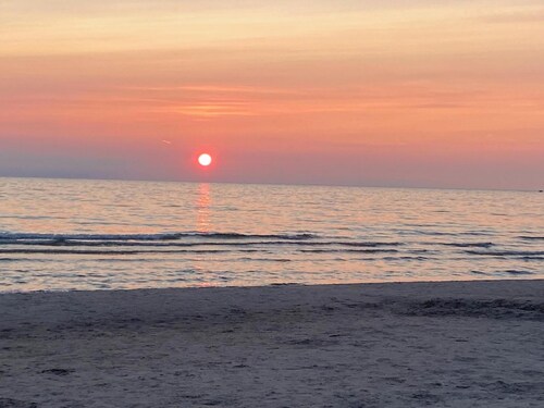 Sauble Beach Birchwood Cottage
5 min walk to the beach & 10 min walk to strip