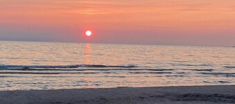 Sauble Beach Birchwood Cottage
5 min walk to the beach & 10 min walk to strip