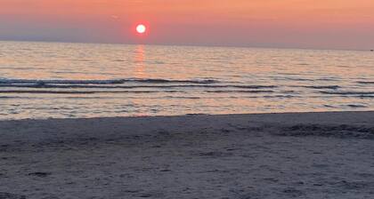 Sauble Beach Birchwood Cottage
5 min walk to the beach & 10 min walk to strip