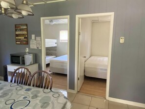 Room - Sauble Beach Birchwood Cottage
5 min walk to the beach & 10 min walk to strip (Sauble Beach)