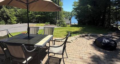 Quaint 2-bedroom house overlooking Lake Winnipesaukee in welcoming Gilford